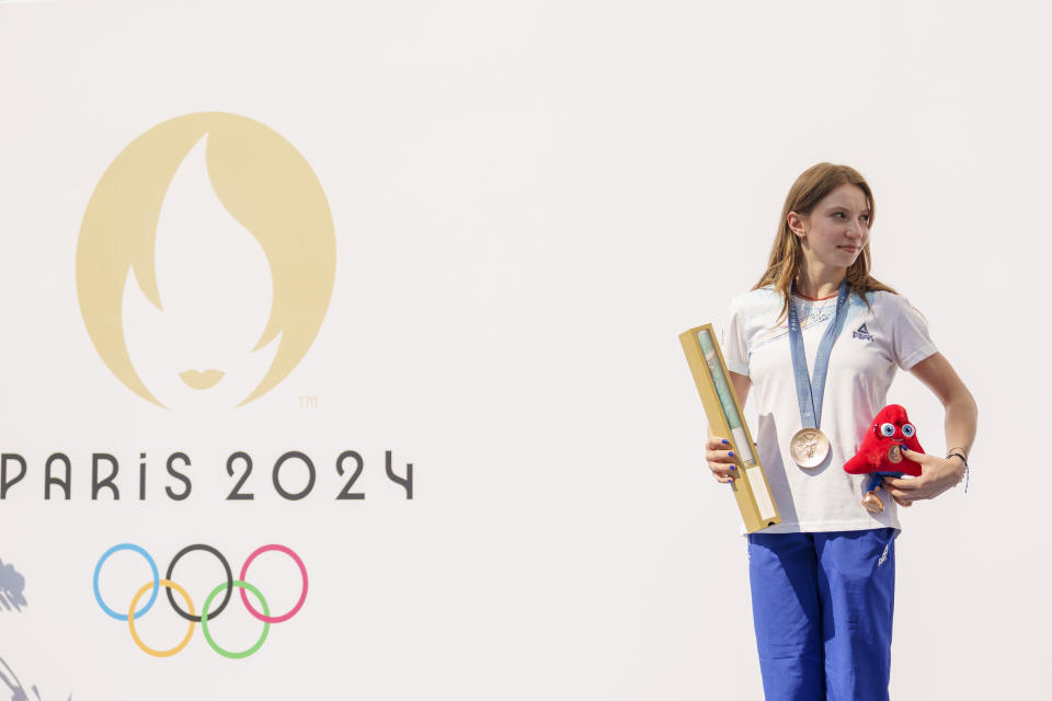 Gimnasta română Ana Barbusu pozează cu medalia de bronz pentru prestația individuală la gimnastică artistică feminină la Jocurile Olimpice de la Paris 2024, după ce a primit-o în cadrul unei ceremonii desfășurate la Comitetul Olimpic și Sportiv Român, la București, România, vineri, 16 august. , 2024. Gimnasta americană Jordan Chiles și-a amintit decizia comitetului Arbitrajul care a renunțat-o de pe medalia de bronz la exercițiul de sol la Jocurile Olimpice de la Paris 