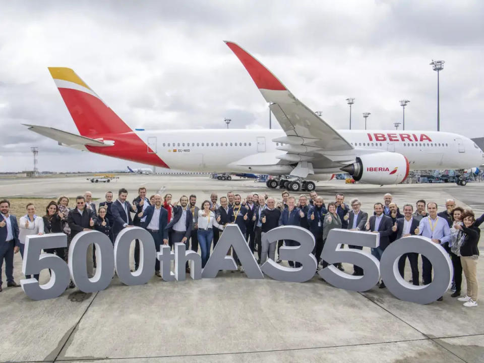 Iberia war der Empfänger der 500. ausgelieferten A350 von Airbus. Das Unternehmen entschied sich für neun statt zehn Sitze nebeneinander.  - Copyright: Herve Gousse/Airbus