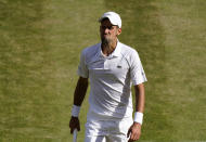 Novak Djokovic reacciona durante la final de Wimbledon ante Nick Kyrgios, el domingo 10 de julio de 2022. (AP Foto/Gerald Herbert)
