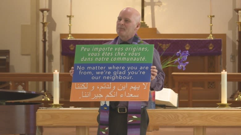Ottawa church fights racism with lawn signs welcoming refugees