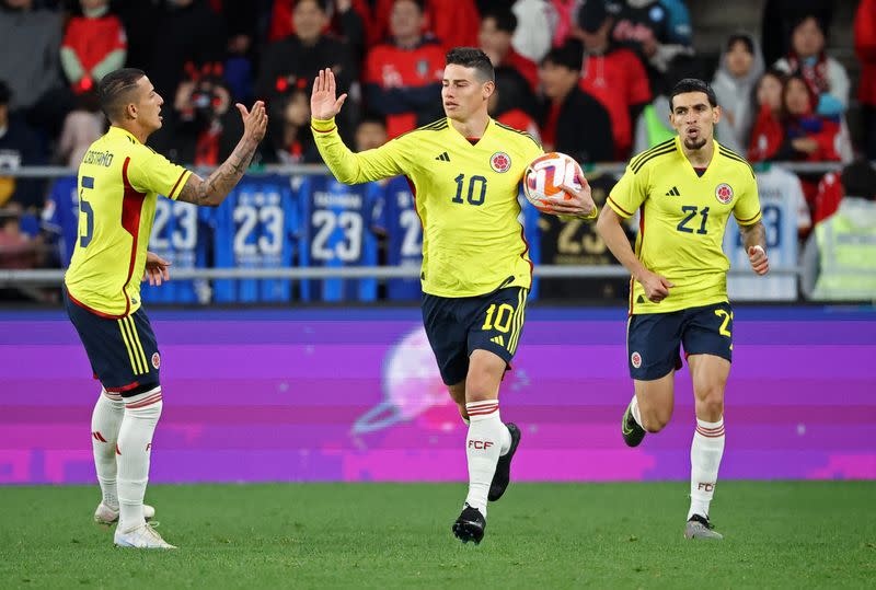 James Rodríguez de Colombia celebra con sus compañeros después de marcar su primer gol en el partido amistoso internacional contra Corea dl Sur en el Ulsan Munsu Football Stadium, Ulsan