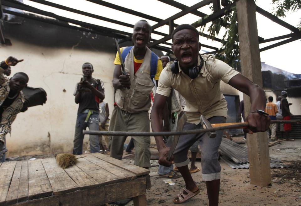 Christians loot a mosque in Bangui December 10, 2013. The French army said it has restored some stability in the capital of Central African Republic after battling gunmen on Monday in an operation to disarm rival Muslim and Christian fighters responsible for killing hundreds since last week. REUTERS/Emmanuel Braun (CENTRAL AFRICAN REPUBLIC - Tags: POLITICS CIVIL UNREST RELIGION)