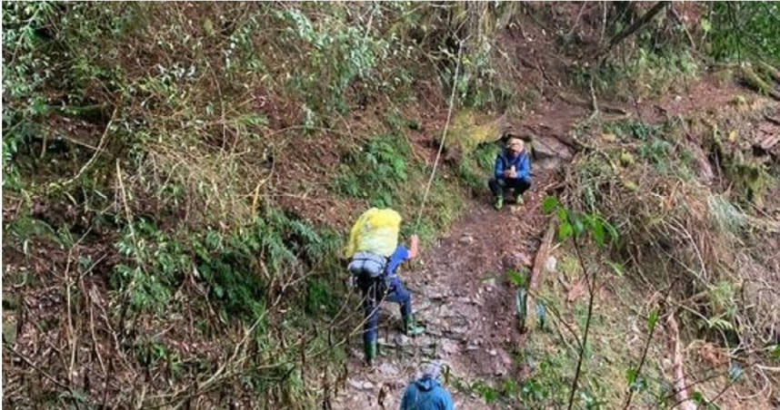 竹崎分局獲報後隨即與阿里山消防分隊組成救難隊，並待天候許可後隨即入山搜尋將林姓婦人遺體運送下山。（圖／翻攝畫面）