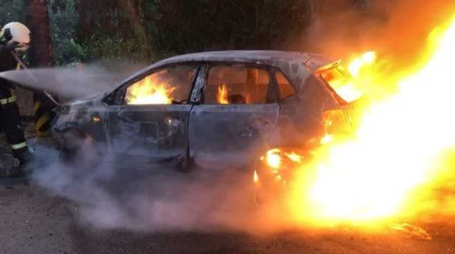 消防局獲報火燒車前往灌救，火勢撲滅後赫見一具焦屍。（圖／消防局提供）