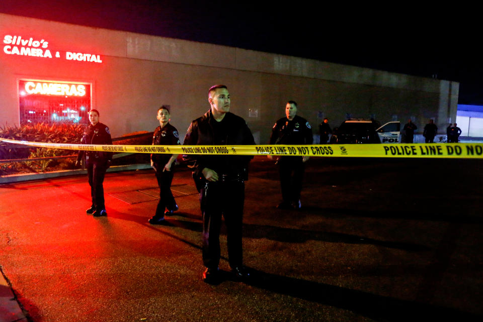 Police officers investigate a shooting at a bowling alley in the Los Angeles suburb of Torrance, Calif., Jan. 5, 2019. (Photo: Ringo Chiu/Reuters)