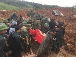 上週日（18日）在中部廣治省（Quang Tri）發生嚴重土石流直衝軍營事件，導致 5 人喪生、17 人失蹤，狀況慘烈。（圖／美聯社）