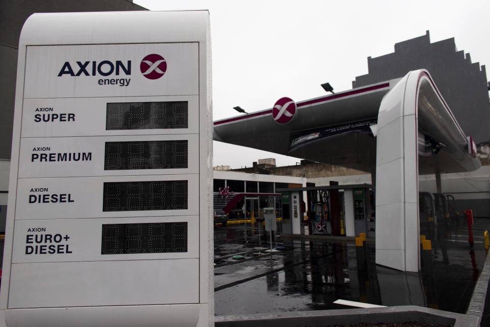 A sign, which usually displays the price of various types of gas electronically, stands without power during a blackout, in Buenos Aires, Argentina, Sunday, June 16, 2019. Argentina and Uruguay were working frantically to return power on Sunday, after a massive power failure left large swaths of the South American countries in the dark. (AP Photo/Tomas F. Cuesta)