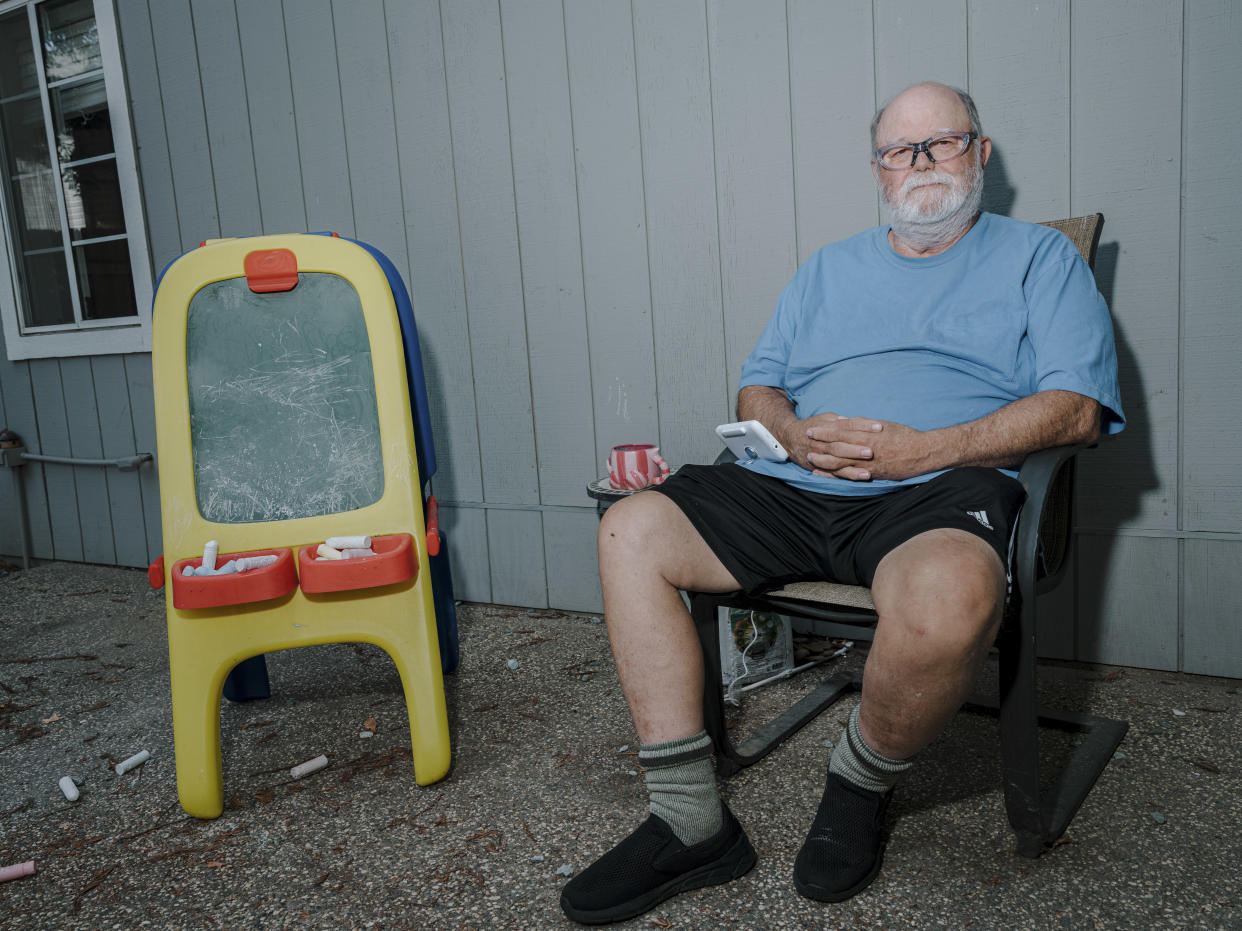 Paul Lucky, un demócrata que afirmó tener una relación tensa con su hijo por diferencias políticas, en su casa de Antelope, California, el 17 de octubre de 2022. (Andri Tambunan/The New York Times)
