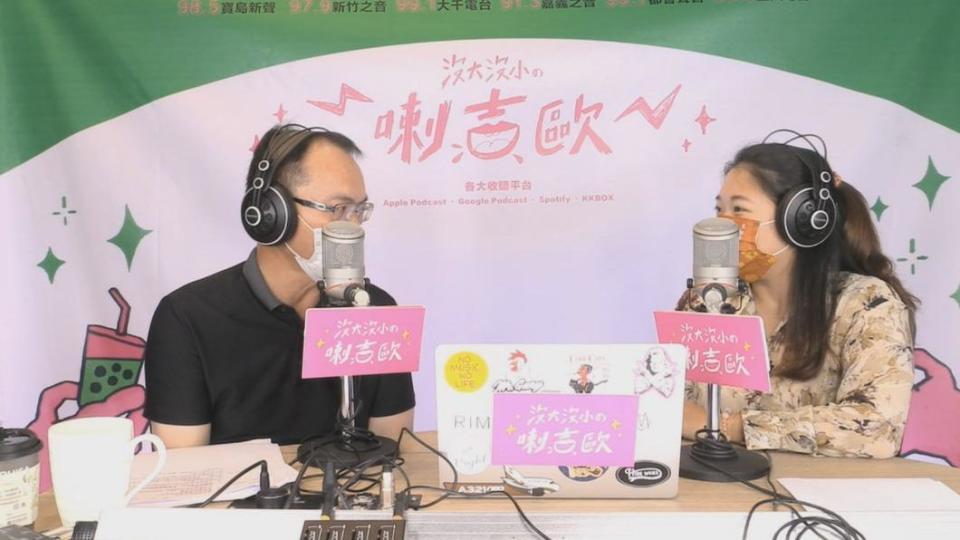 鄭弘儀（左）與網紅朱姐（右）共同主持Podcast《沒大沒小喇吉歐》。（圖／沒大沒小喇吉歐提供）