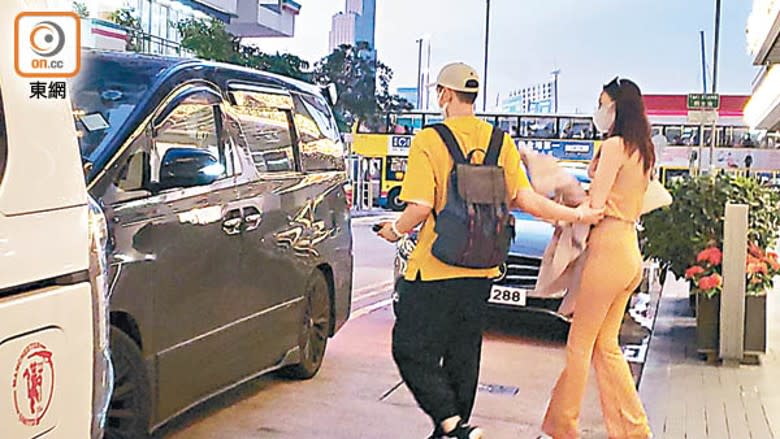 高鈞賢輕扶女友上車，十分有風度。