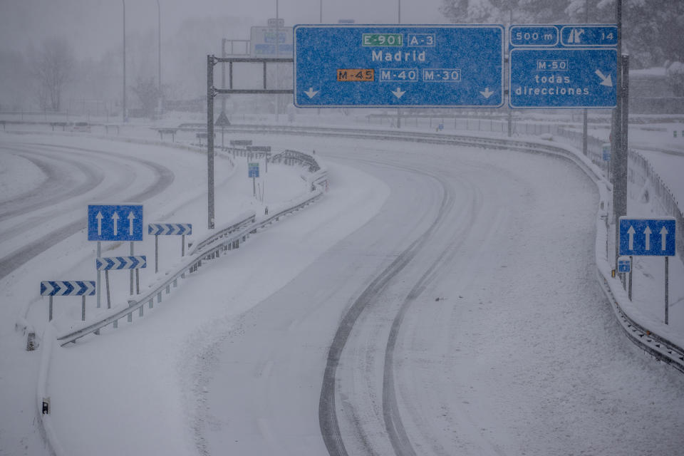 Vista de una autovía cubierta de nieve durante una fuerte nevada en Rivas Vaciamadrid, España, el sábado 9 de enero de 2021. (AP Foto/Manu Fernandez)