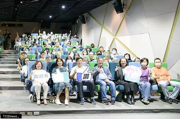 昨日於高雄市電影館放映七○年代撐起經濟動能的女性勞動力紀錄片「她們的故事」，許銘春部長（前左一）與高屏澎東分署特別邀請市府長官及工會團體共賞見證女工歷史。（記者何弘斌攝）