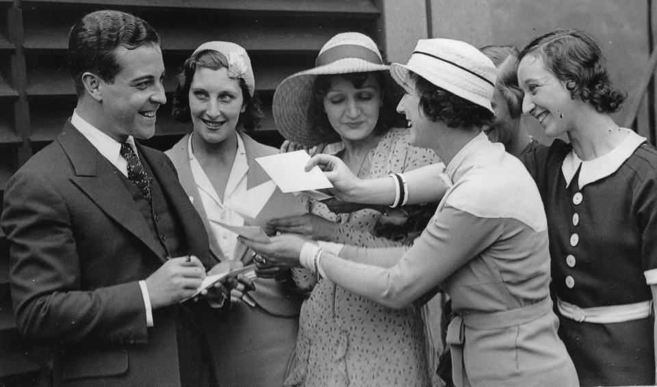 Mexican-US-american actor Ramon Novarro with female fans in London. About 1935. Photograph. (Photo by Imagno/Getty Images) Der mexikanisch-US-amerikanische Schauspieler Ramón Novarro mit weiblichen Fans in London. Um 1935. Photographie.