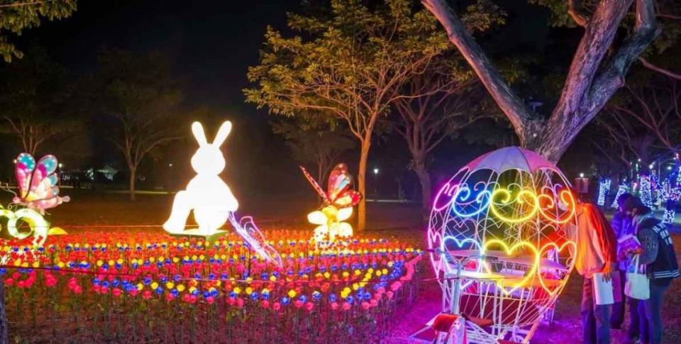 高雄市林園區公所春節計畫在幸福公園設置兔子餵食區，因民眾抗議臨時喊卡。（記者吳門鍵攝）