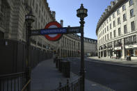 Una entrada de metro totalmente vacía de la Regent Street de Londres (Reino Unido) el 14 de abril. (Foto: Alberto Pezzali / AP).