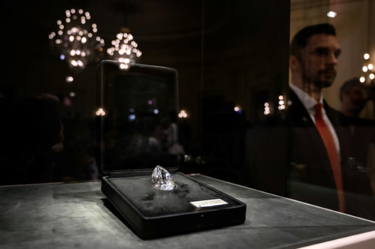 "The Rock", el mayor diamante blanco jamás subastado, vigilado antes de su venta en la casa Christie's de Ginebra el 11 de mayo de 2022 (AFP/Fabrice Coffrini)
