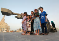 <p>Children pose for a picture beside a traditional Ramadan cannon in Doha, Qatar, June 6, 2017. (Photo: Naseem Zeitoon/Reuters) </p>