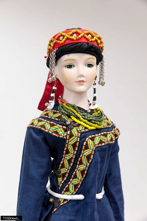 排灣族娃娃身著華麗傳統服飾、頸掛琉璃珠、頭戴族帽。（圖：新北原民局提供）