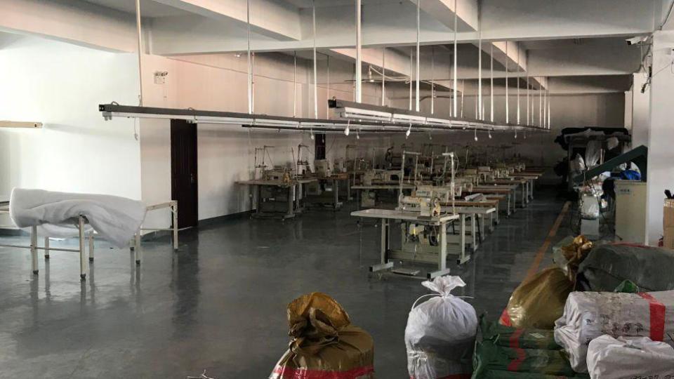 Una fábrica de ropa vacía en el noreste de China en 2018: los norcoreanos que trabajaban aquí regresaron a su casa después de que las sanciones de la ONU entraran en vigor. (BBC)