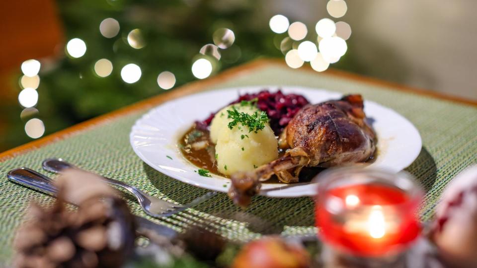 Gänsebraten gehört bei vielen zu Weihnachten einfach dazu. Viele Tiere wurden aber zu Lebzeiten gequält. (Bild: dpa)