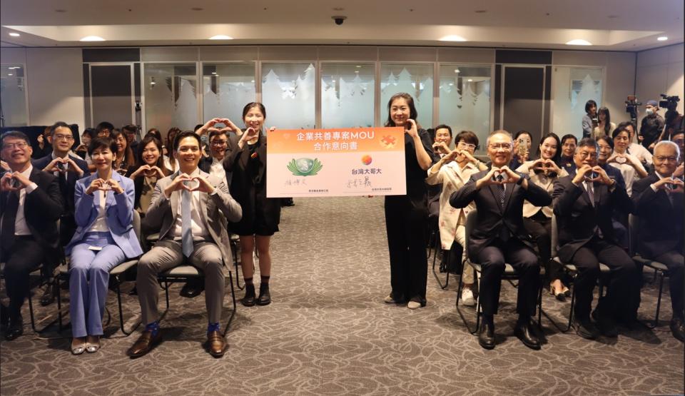 慈濟與台灣大哥大攜手打造社會愛心網絡。
