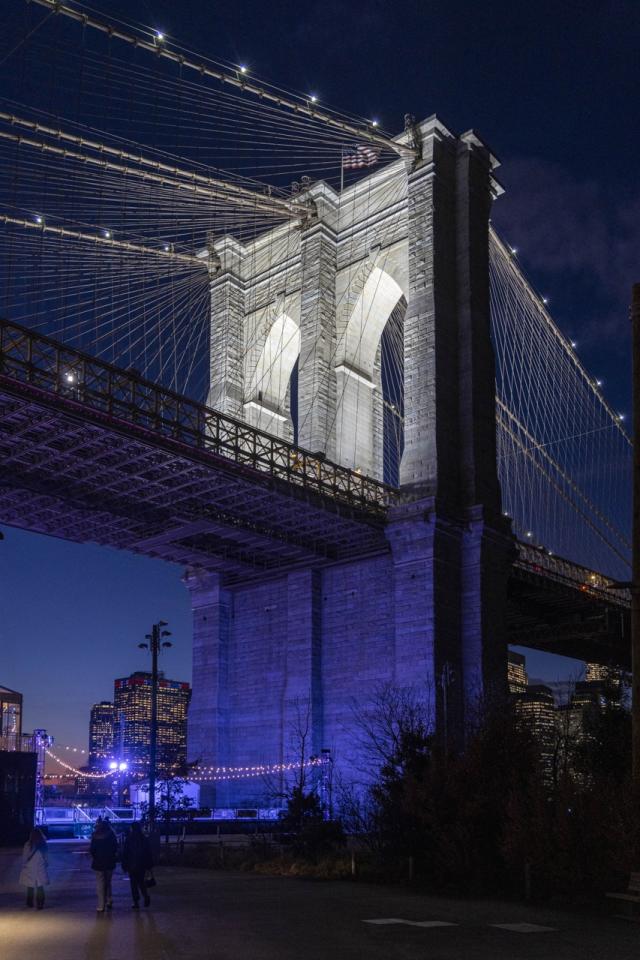 Los arcos del puente neoyorquino de Brooklyn se iluminan por primera vez en  cuarenta años - Mundo - ABC Color