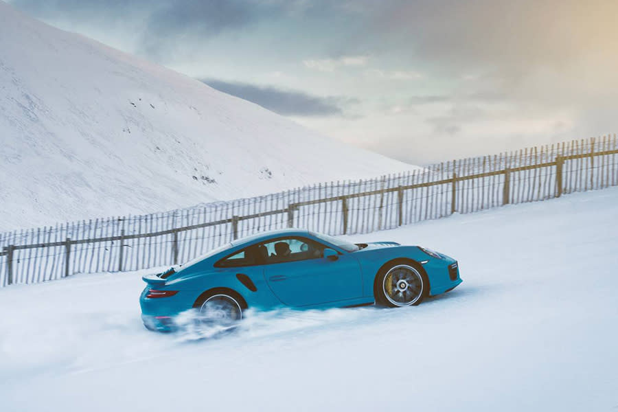 積雪照樣跑！Porsche 911 Turbo S在滑雪道展現自家AWD系統的威力！