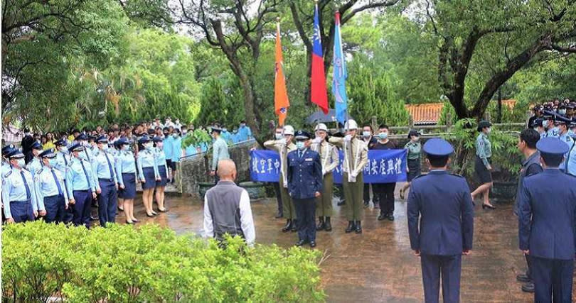 9月3日軍人節，苗栗縣政府在貓裏山忠烈祠舉行秋祭，告祭忠勇為國殉職的烈士英靈，同時辦理空軍中校黃聖航牌位入祀儀式。（圖／中國時報巫靜婷攝）