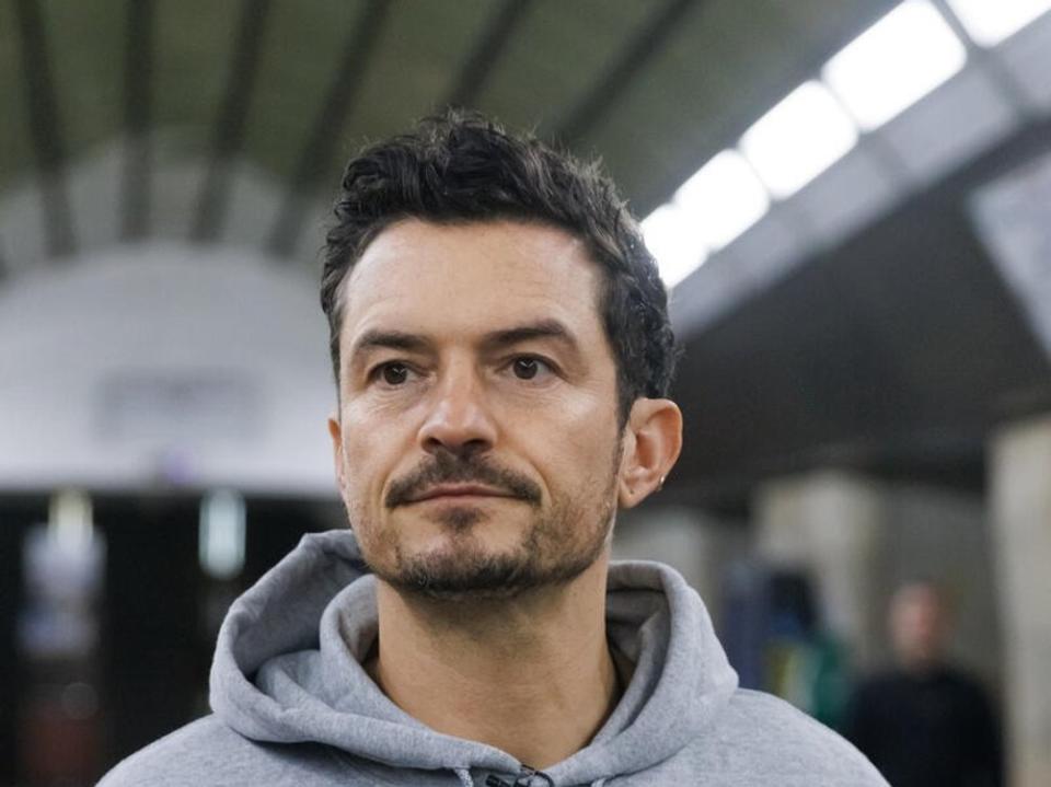 Orlando Bloom mit versteinerter Miene beim Besuch einen Kinder-Bunkers in der Kiewer U-Bahn. (Bild: UNICEF/UN0820082/Skyba)