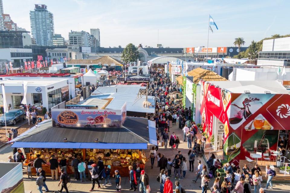 en La Rural se organizaron más de 260 ferias, congresos y eventos, hubo alrededor de 7.800 expositores, más de cuatro millones de visitantes y se generaron 86.000 oportunidades de empleo.