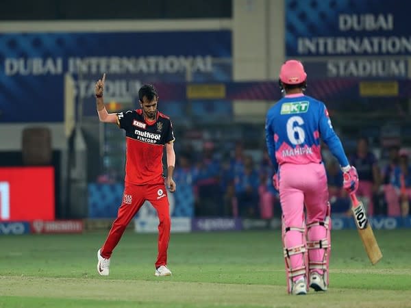 Yuzvendra Chahal removes Mahipal Lomror (Image: IPL Twitter)