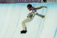 Shaun White of the U.S. crashes during the men's snowboard halfpipe final event at the 2014 Sochi Winter Olympic Games, in Rosa Khutor February 11, 2014. REUTERS/Mike Blake (RUSSIA - Tags: TPX IMAGES OF THE DAY SPORT OLYMPICS SPORT SNOWBOARDING)