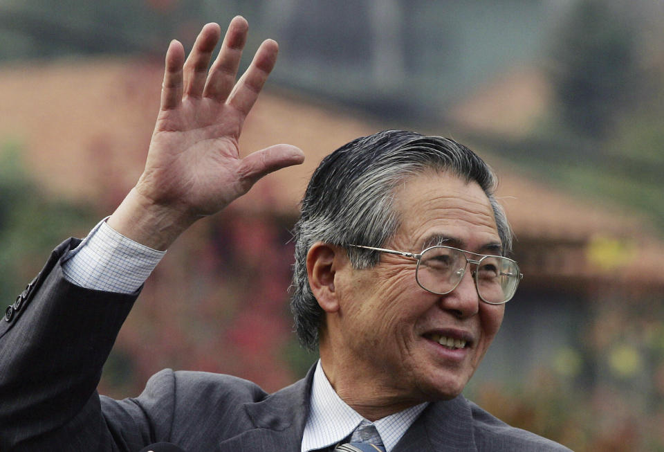 FILE - Former Peru's President Alberto Fujimori waves at his home in Santiago after leaving the academy for the training of corrections officers in Santiago, Chile, May 18, 2006. His daughter Keiko Fujimori announced in a post on X that he died of cancer on Wednesday, September 11, 2024. (AP Photo/Claudio Santana, File)