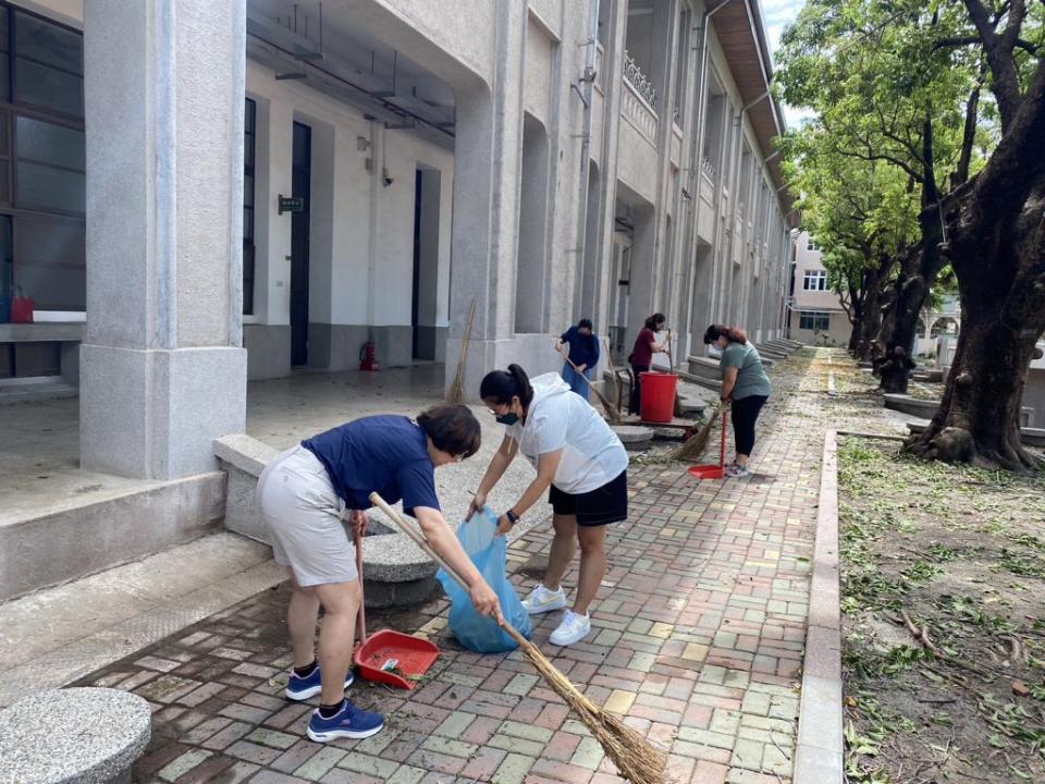 立人國小老師與志工主動到校整理被颱風肆虐的校園。（記者施春瑛攝）