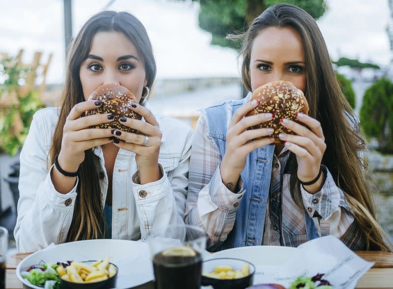 D’après une nutritionniste, remplacer une portion de frites par un second hamburger serait meilleur pour notre santé. (Photo : Getty)