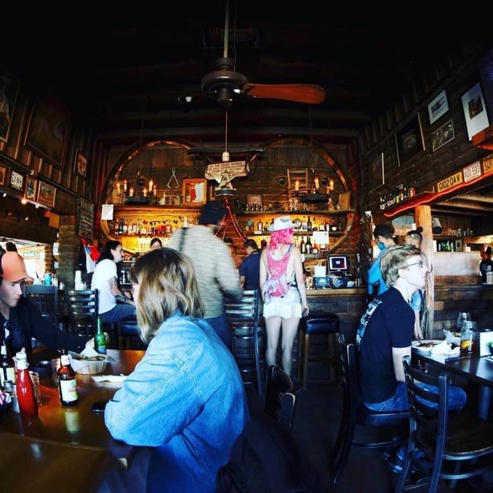 Dining at music venue Pappy & Harriet’s (Instagram/@poppyandharriets)