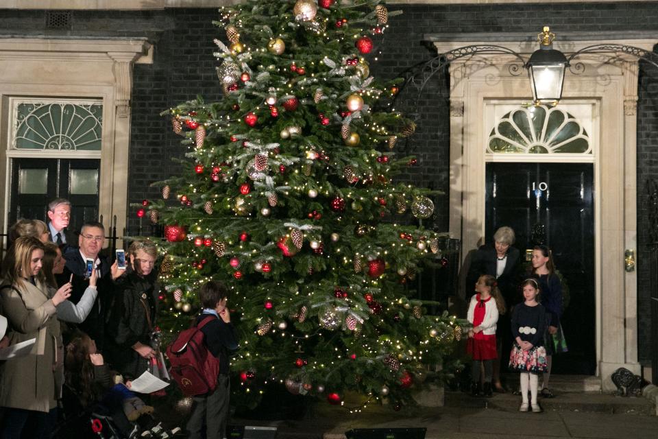 <p>Die britische Premierministerin Theresa May schaltet bei einem festlichen Akt die Beleuchtung des Weihnachtsbaums in der Downing Street in London an. (Bild: Dinendra Haria/ Anadolu Agency/ Reuters) </p>