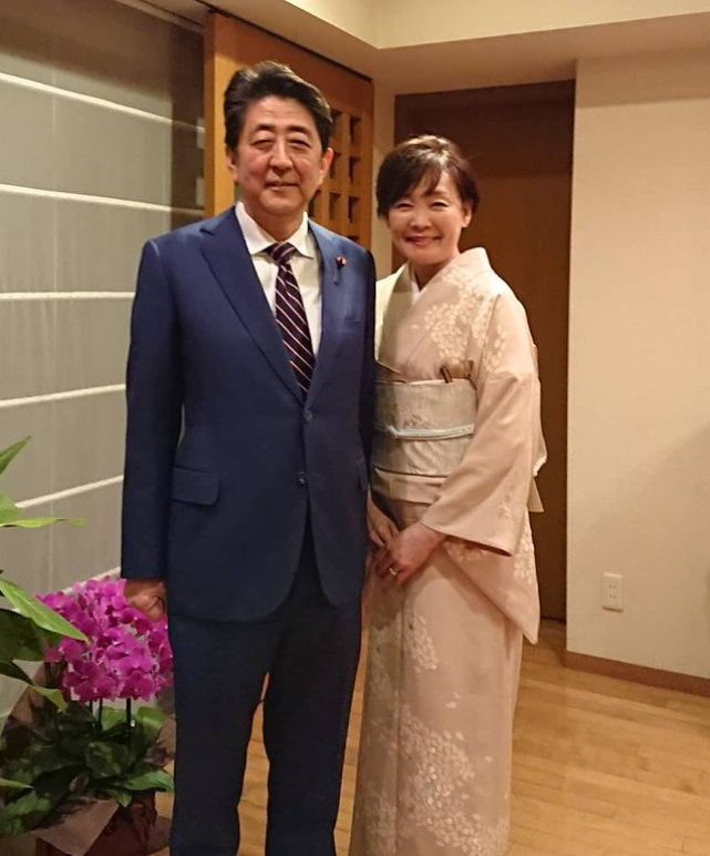 安倍晉三（左）與妻子安倍昭惠（右）。   圖：翻攝自Instagram@akieabe（資料照片）