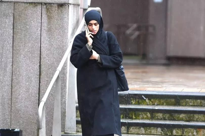 Η Alya Dahshan έξω από το Liverpool Crown Court