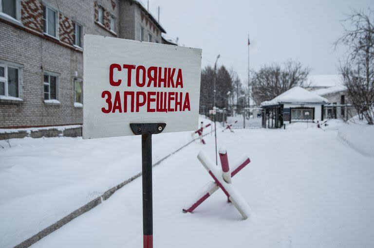 La entrada en la prisión en Kharp, en la región de Yamalo-Nenetsk, en la que murió Alexei Navalny. (AP/Antonina Favorskaya)