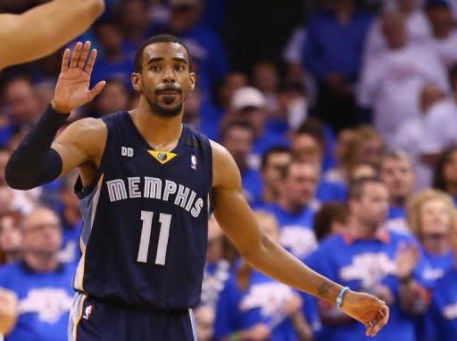 Con un Mike Conley imparable, los Memphis Grizzlies vencieron el martes a los Oklahoma City Thunder por 99-93, igualando la serie semifinal entre ambos en la Conferencia Oeste de la NBA a un triunfo por bando. (GettyImages/AFP | Ronald Martínez)