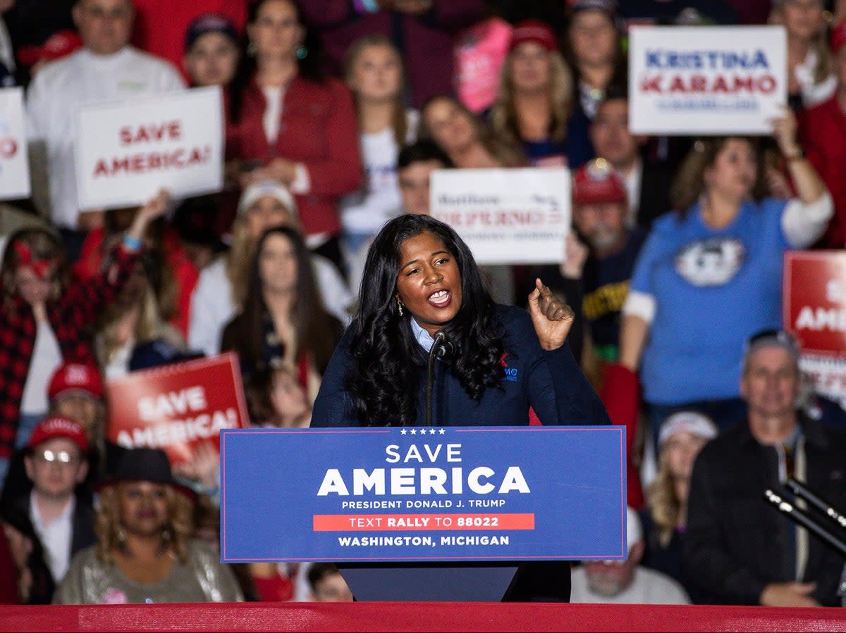 Kristina Karamo, candidata republicana a la Secretaría de Estado de Michigan, habla en un mitin en el Centro Deportivo Michigan Stars en Washington Township, Michigan, el sábado 2 de abril de 2022. El extraordinario esfuerzo del expresidente Donald Trump por moldear las candidaturas republicanas de 2022 se pondrá a prueba este fin de semana en Michigan, donde miles de activistas del partido respaldarán a los candidatos, incluso en una polémica carrera por la fiscalía general (AP)