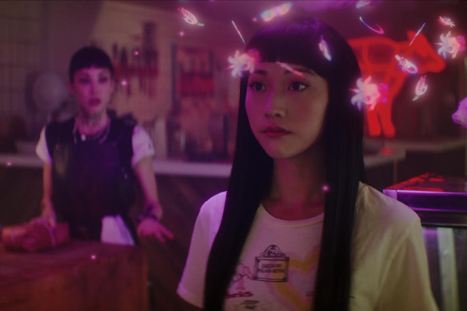 DEAD BOY DETECTIVES. (L to R) Briana Cuoco as Jenny Green and Yuyu Kitamura as Niko Sasaki in episode 2 of DEAD BOY DETECTIVES. (Netflix)