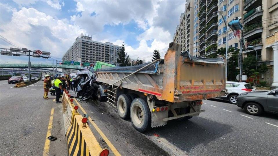 快新聞／命大！新店環河路小客車遭撞全毀　駕駛奇蹟僅輕傷