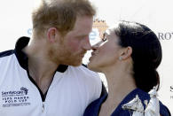 En esta foto del 26 de julio del 2018, Meghan, duquesa de Sussex, y el príncipe Enrique de Gran Bretaña se besan durante la ceremonia de presentación de la Copa de Polo Sentebale ISPS Handa en Windsor, Inglaterra. El Palacio de Kensington anunció el lunes 15 de octubre del 2018 que la pareja espera su primer bebé para la primavera boreal del 2019. Es poco probable que el primogénito de Meghan y el príncipe Enrque tenga el título de príncipe o princesa pero podría tener doble ciudadanía. (AP Foto/Matt Dunham, Archivo)