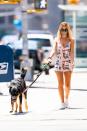 <p>Con este minivestido estampado, tenis blancos y mascarilla de lunares vimos a la modelo pasear a su perro por las calles de Nueva York.</p>