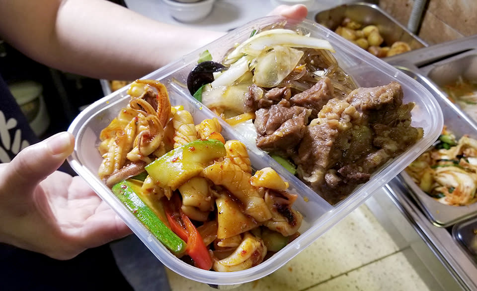 北角美食︱十年歷史街坊韓國小店  推$45韓式三餸飯  韓式炒魷魚 + 炆牛腩