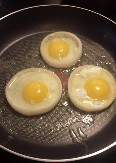 Eggs in onion slices