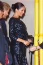 <p>Meghan volvió a utilizar un brazalete que le había pertenecido a Lady Di que llevó en su mano derecha.<br><br>People </p>