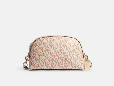 Bandolera Madi con monograma de Coach. (Foto: Coach Outlet)